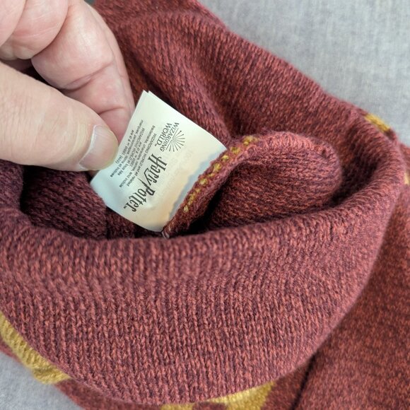 Harry Potter Gryffindor Scarf and Pom Beanie Combo Pack - Picture 6 of 8